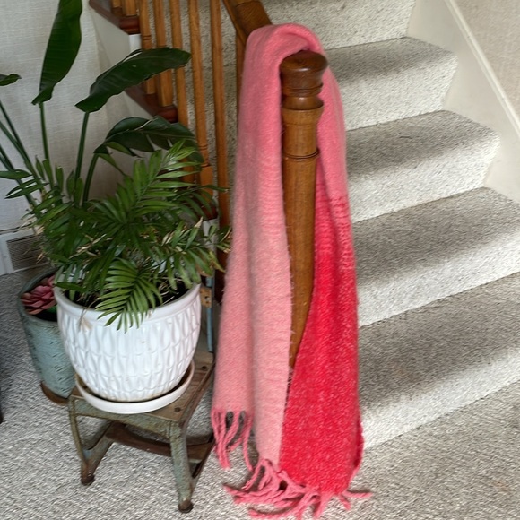 Shiraleah Chicago Large Pink Red Ombre Fringed Scarf - Picture 1 of 9